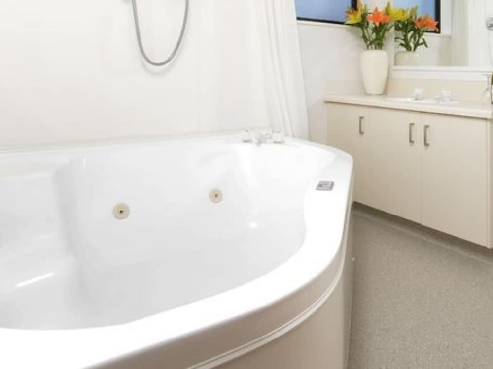 One Bedroom Spa Suite - Photo 6