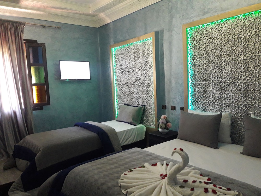 Deluxe Room, 1 King Bed, Non Smoking, Pool View photo 1