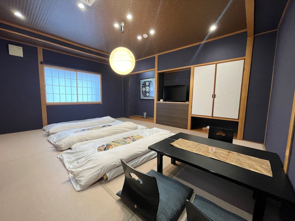 Economy Triple Room photo 2