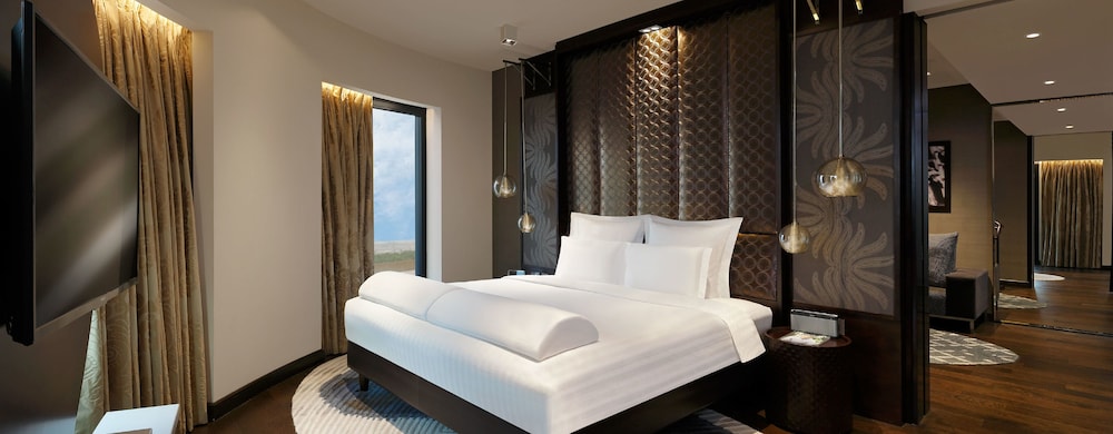 Executive Room, 1 King Bed thumbnail 5
