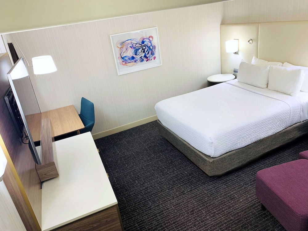 Deluxe Room, 1 King Bed (Deluxe Queen) - Photo 1