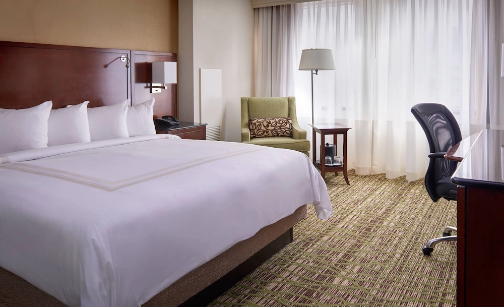 Club Room, 1 King Bed, Lake View (Hearing Accessible) - Photo 2