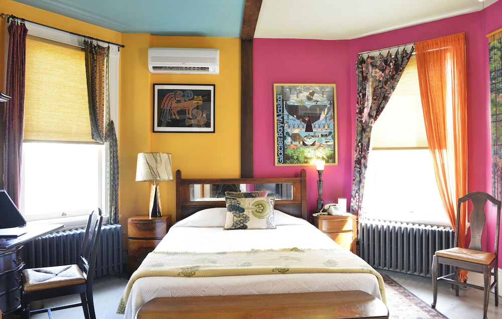 Room, 1 Queen Bed, Private Bathroom