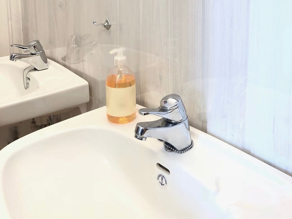 Economy Quadruple Room, Multiple Beds, Shared Bathroom, Lake View photo 2