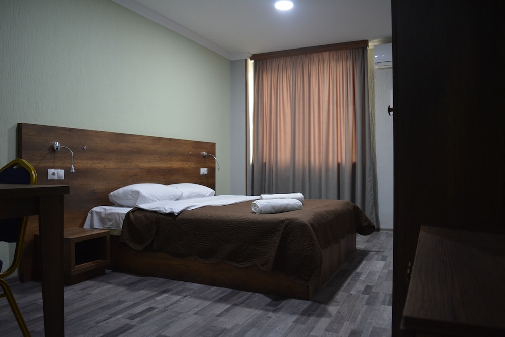 Basic Double Room, 1 Queen Bed