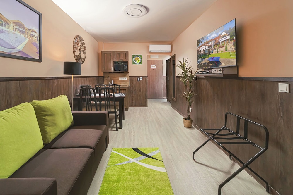 Deluxe Studio, Balcony, Garden View