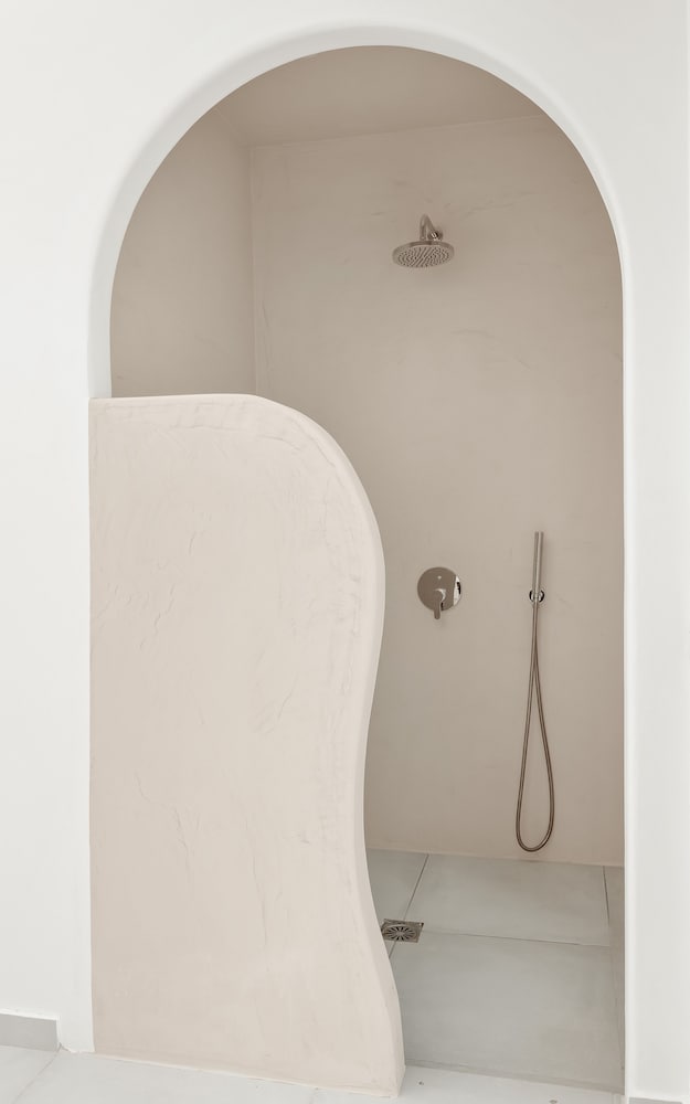 Honeymoon suite with private pool, interior hot tub & Sea View - Photo 3