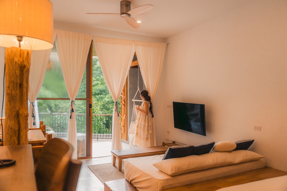 Luxury Suite with Bathtub on the Balcony - Photo 3