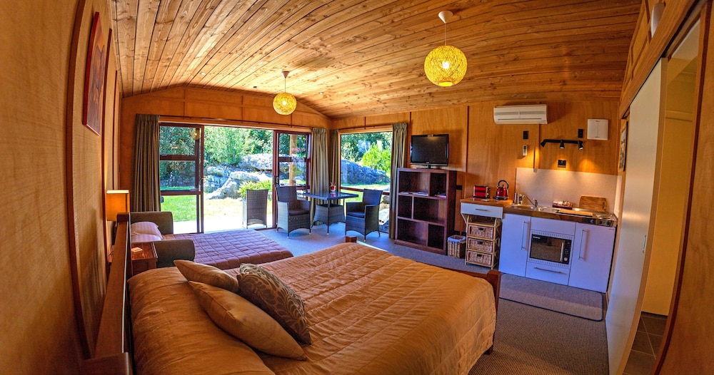 Studio, 1 King Bed, Garden View photo 3