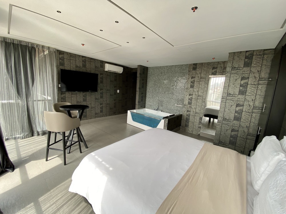 Suite with hot tub - Photo 2