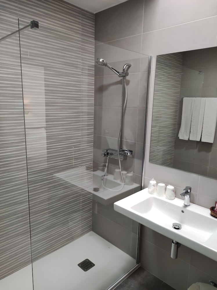 Standard Triple Room - Photo 6