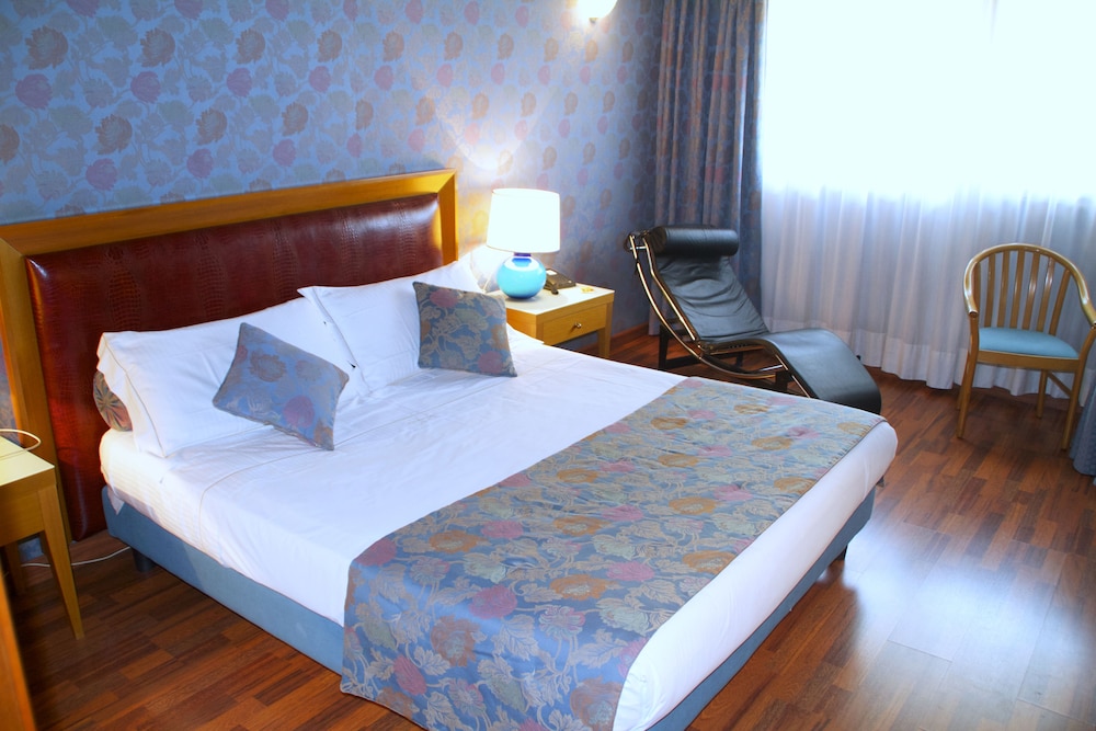 Deluxe Room, Hot Tub - Photo 1