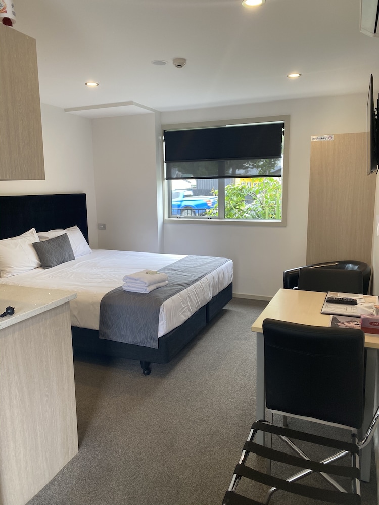 Business Studio, 1 King Bed, Refrigerator & Microwave thumbnail 6