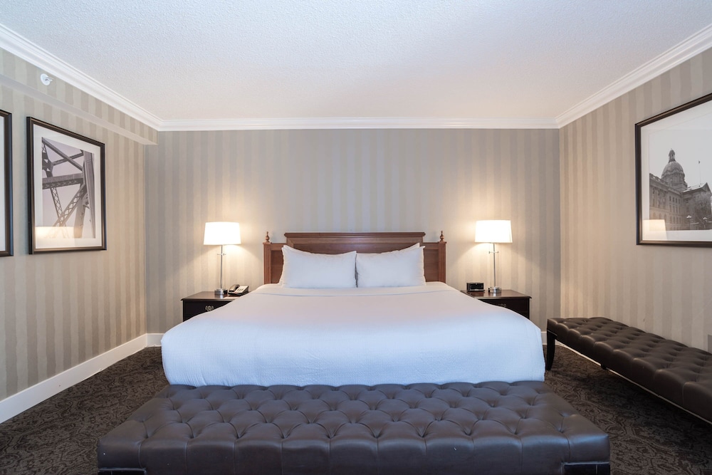 Grand Room, 1 King Bed (Deluxe, Middle Floors)
