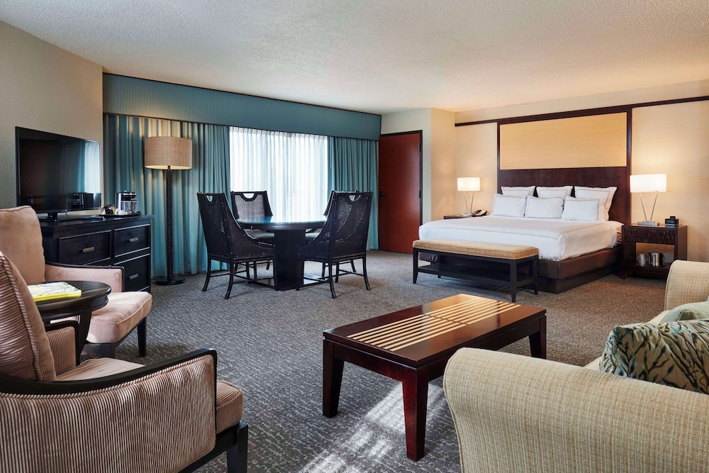 Junior Suite, 1 King Bed, Accessible, Bathtub