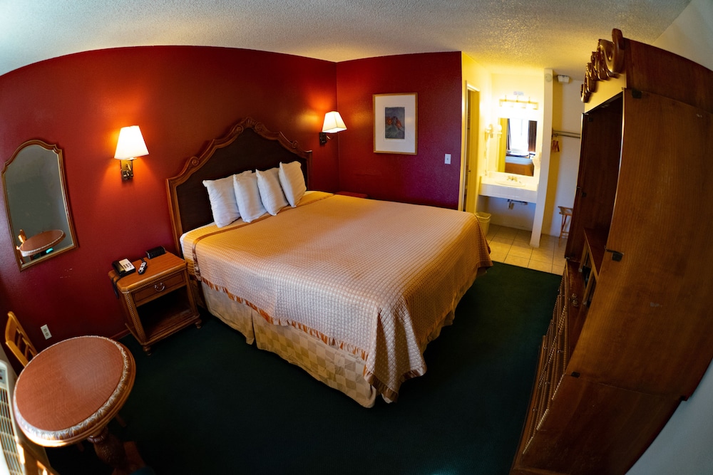 Deluxe Suite, 1 King Bed, Non Smoking, Lake View photo 3