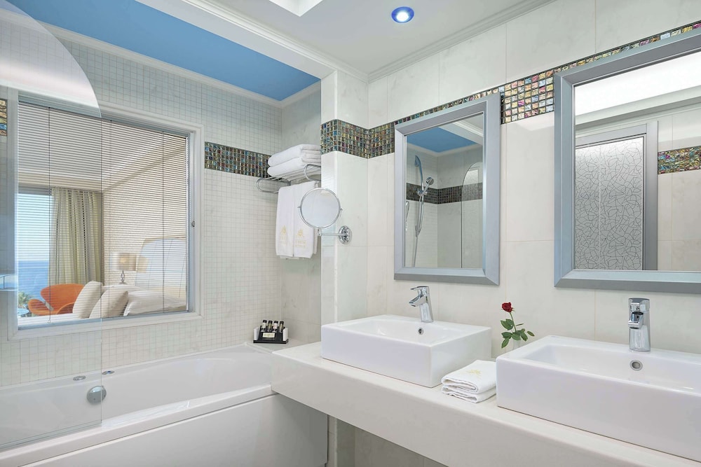 Junior Suite, Private Pool, Partial Sea View photo 3