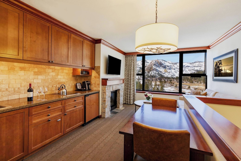 Suite, 1 Bedroom - Photo 2