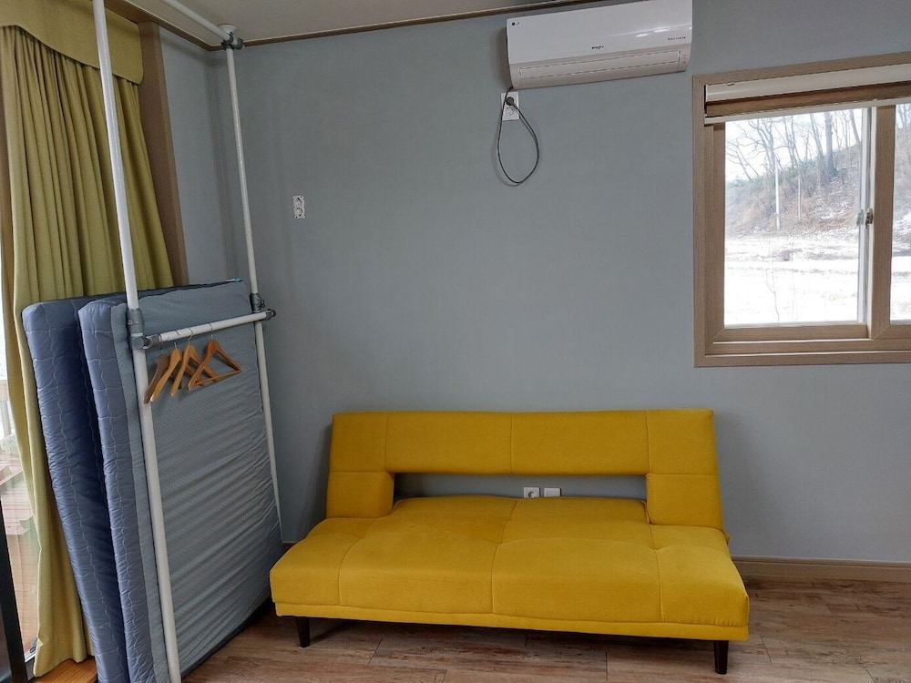 Studio (#101) (No bed, Only Ondol) photo 2