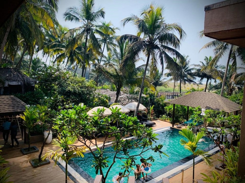 Super Deluxe Pool View Room with Balcony photo 3