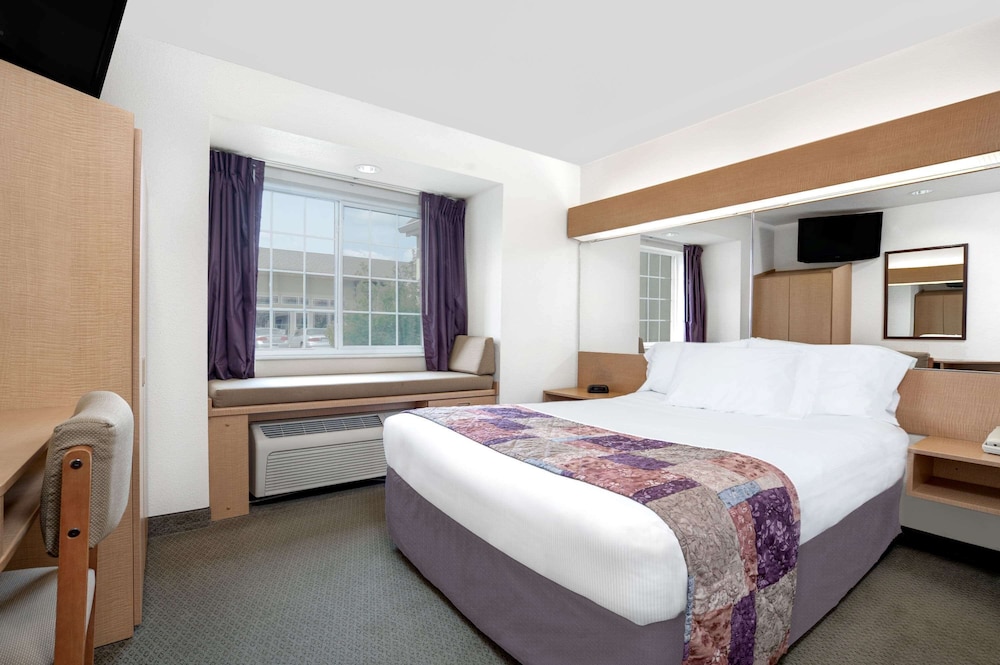 Suite, 1 Queen Bed - Photo 3