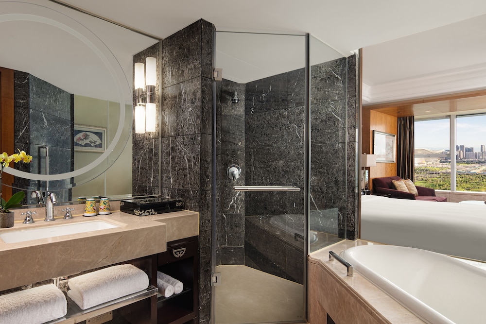 Junior Suite, 1 King Bed, Club Lounge Access (Dining Area) - Photo 5