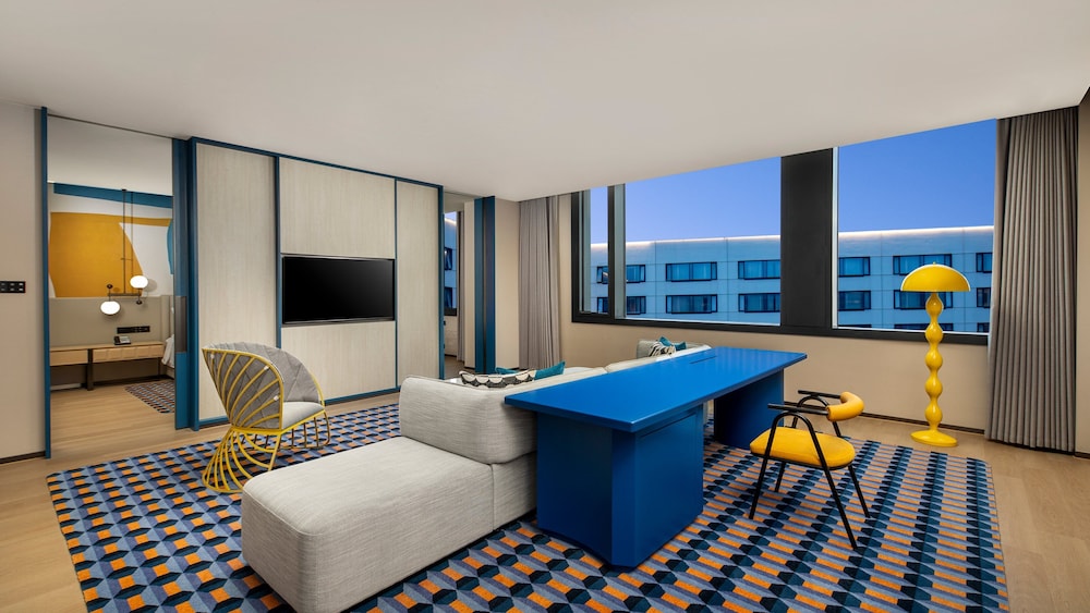 Suite, 1 Bedroom (Study Area)