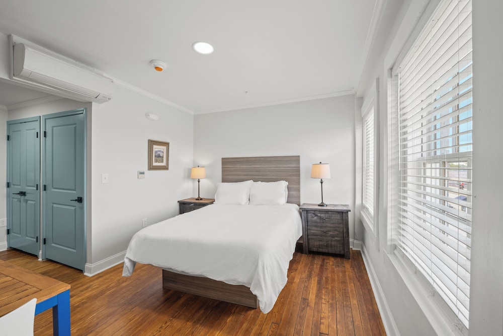 Deluxe Studio, 1 Queen Bed, Non Smoking, Kitchenette photo 1