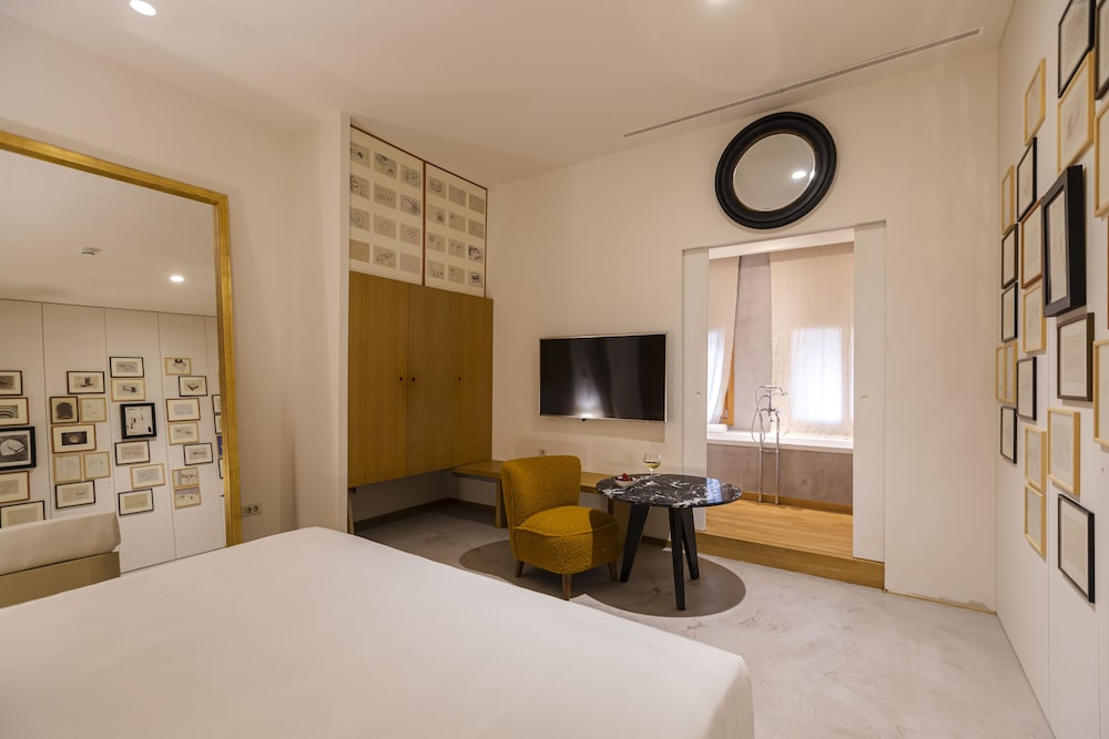 Premium Room (Interior) thumbnail 5