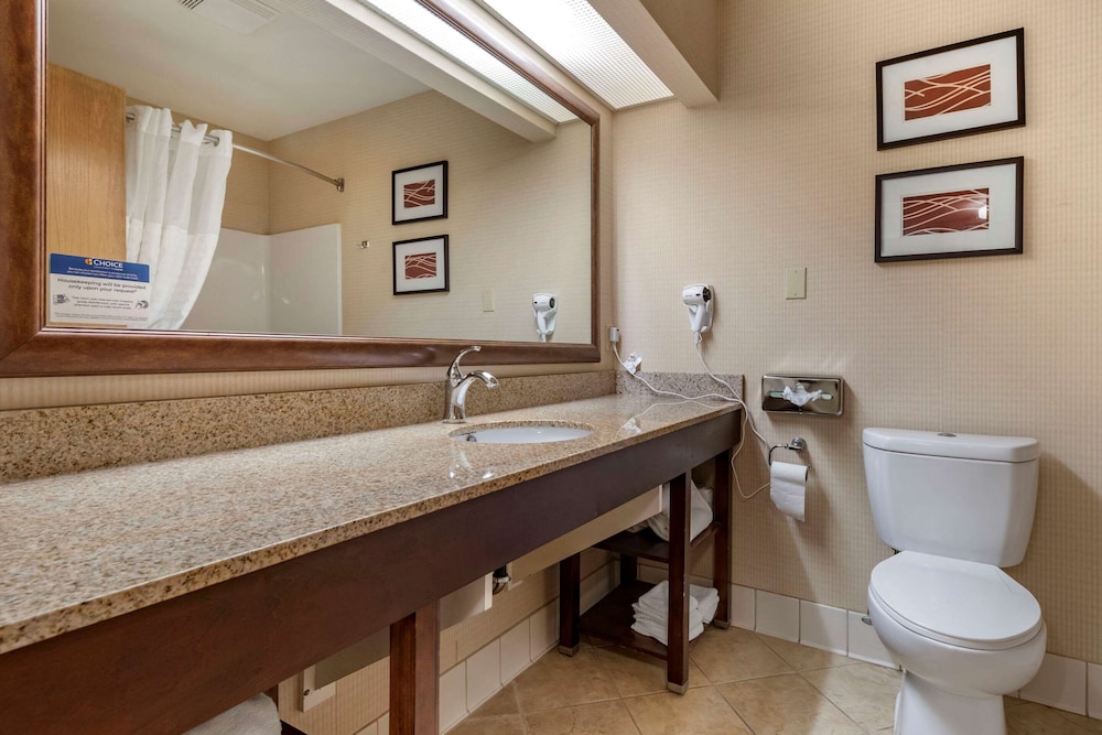 Suite, Non Smoking (2 Queen beds and 2 person Sofa bed) - Photo 2