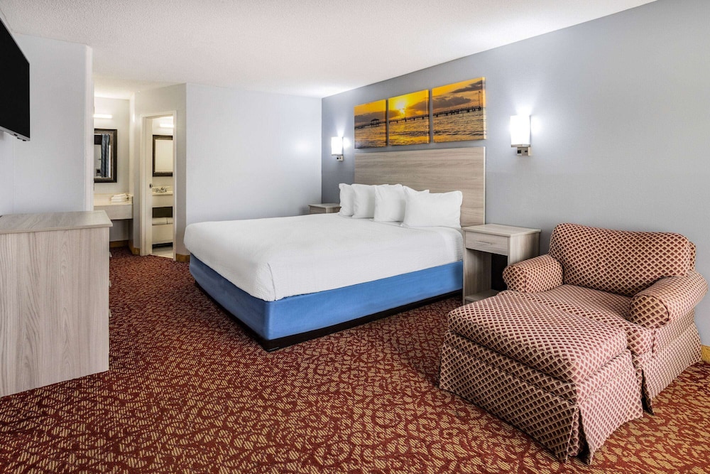 Room, 1 King Bed, Non Smoking - Photo 3