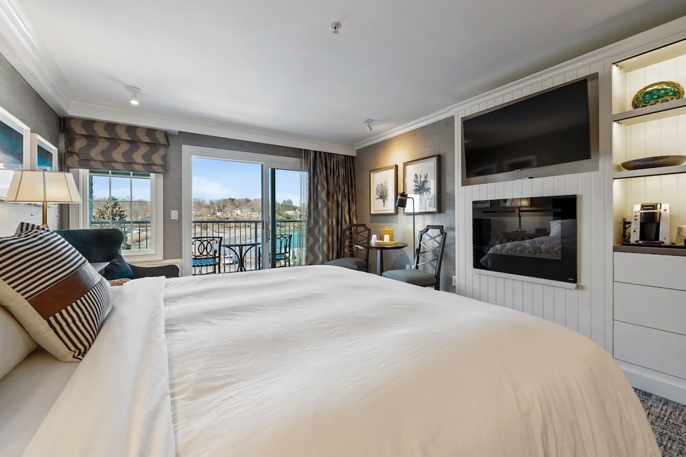 Upperbeach King (Partial Beachview, Balcony)