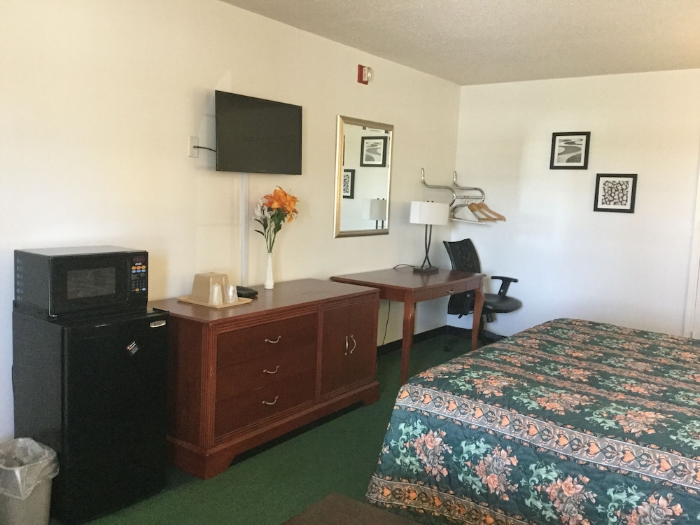Deluxe Room, 1 King Bed, Smoking photo 3