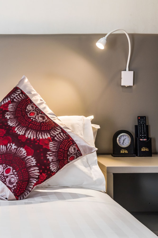 Signature Twin Room, Balcony, City View photo 2
