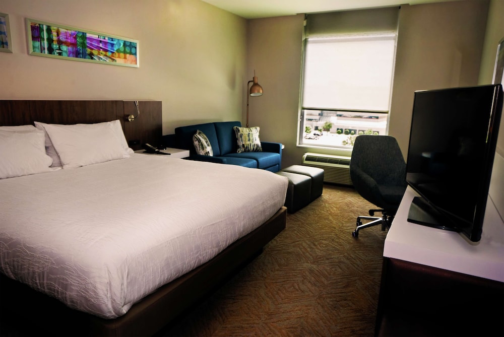 Room, 1 King Bed with Sofa bed, Accessible (Roll-in Shower) photo 3