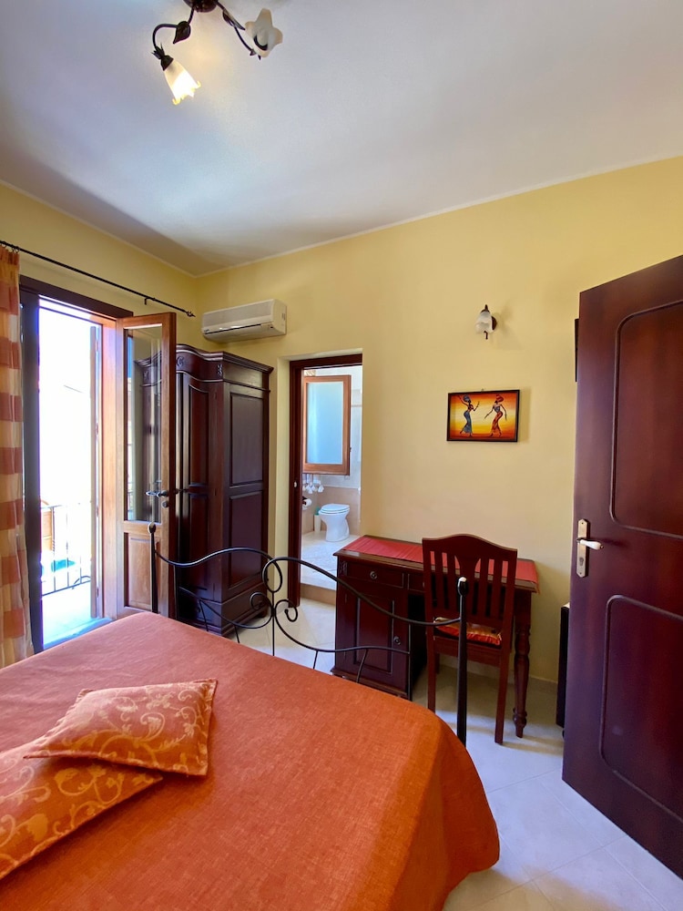 Double Room - Photo 6