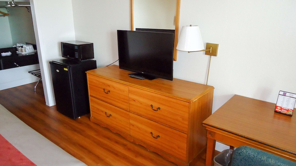 Deluxe Room, 1 King Bed, Accessible, Non Smoking photo 3