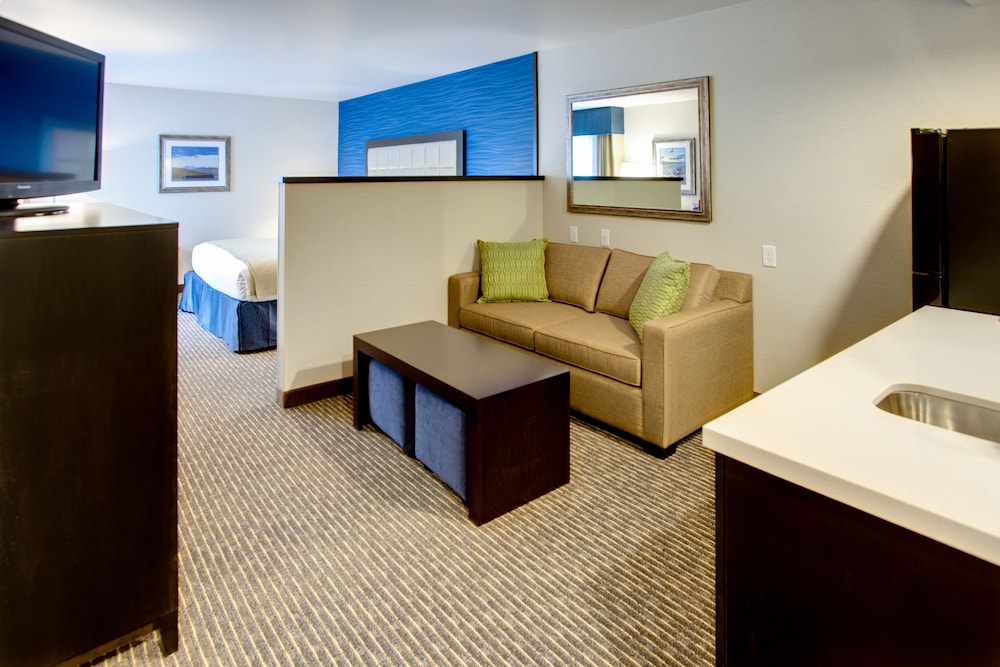 Suite, 1 King Bed - Photo 2