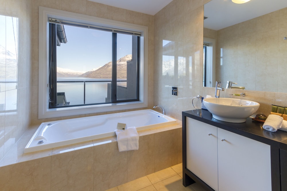 2 Bedroom Lakeview Suite - Photo 10