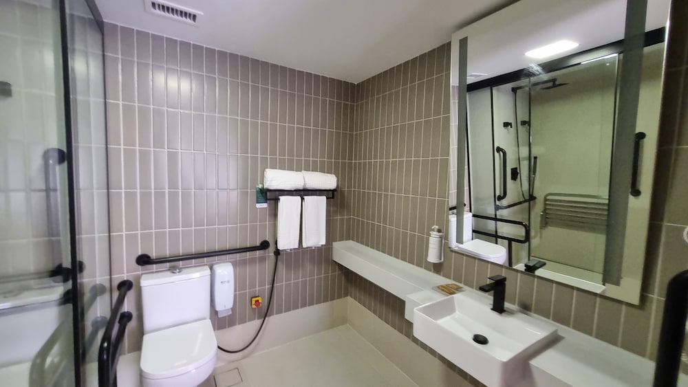 Deluxe Double Room, 1 Queen Bed, Accessible - Photo 7