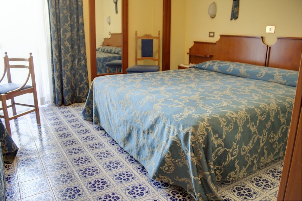 Classic Double Or Twin Room, City View photo 1