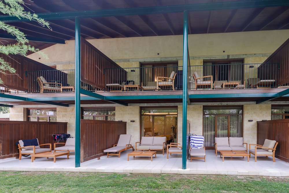Room, Balcony (Village)