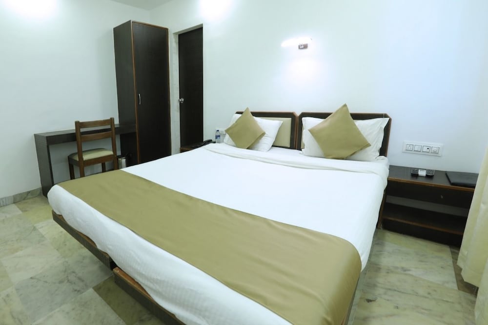 Standard Room, 1 Queen Bed photo 2