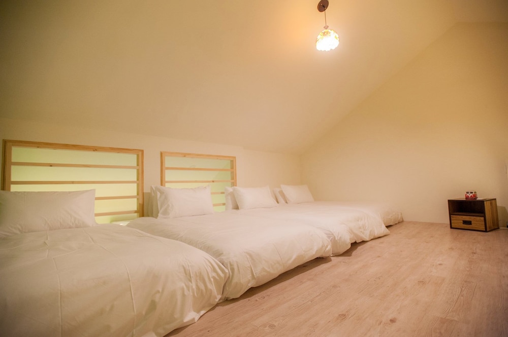 Family Room (6-Person) photo 2