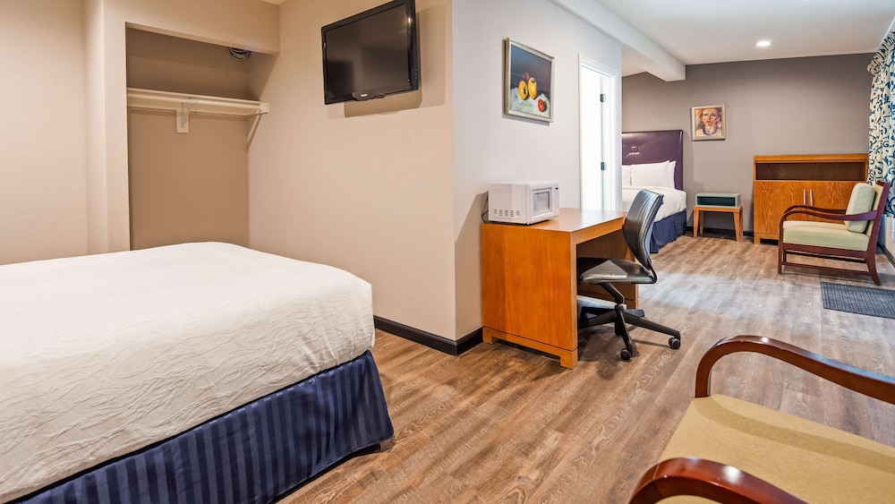 Standard Suite, 2 Queen Beds, Non Smoking, Refrigerator & Microwave photo 2