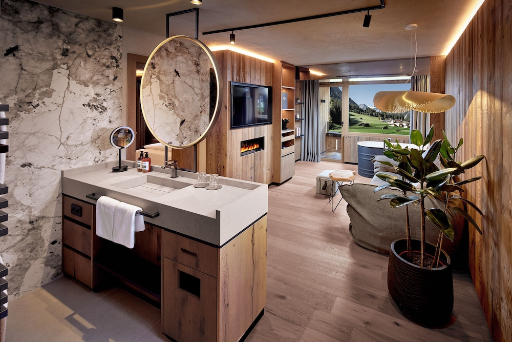 Studio-Suite with Mountain View and Balcony photo 1