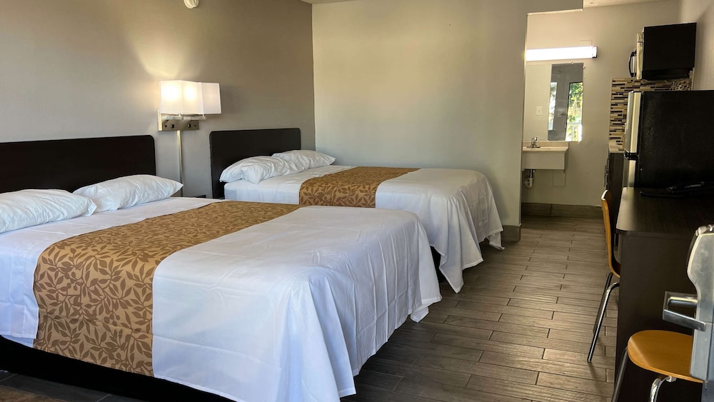 Standard Room, 2 Queen Beds, Non Smoking, Kitchen - Photo 9