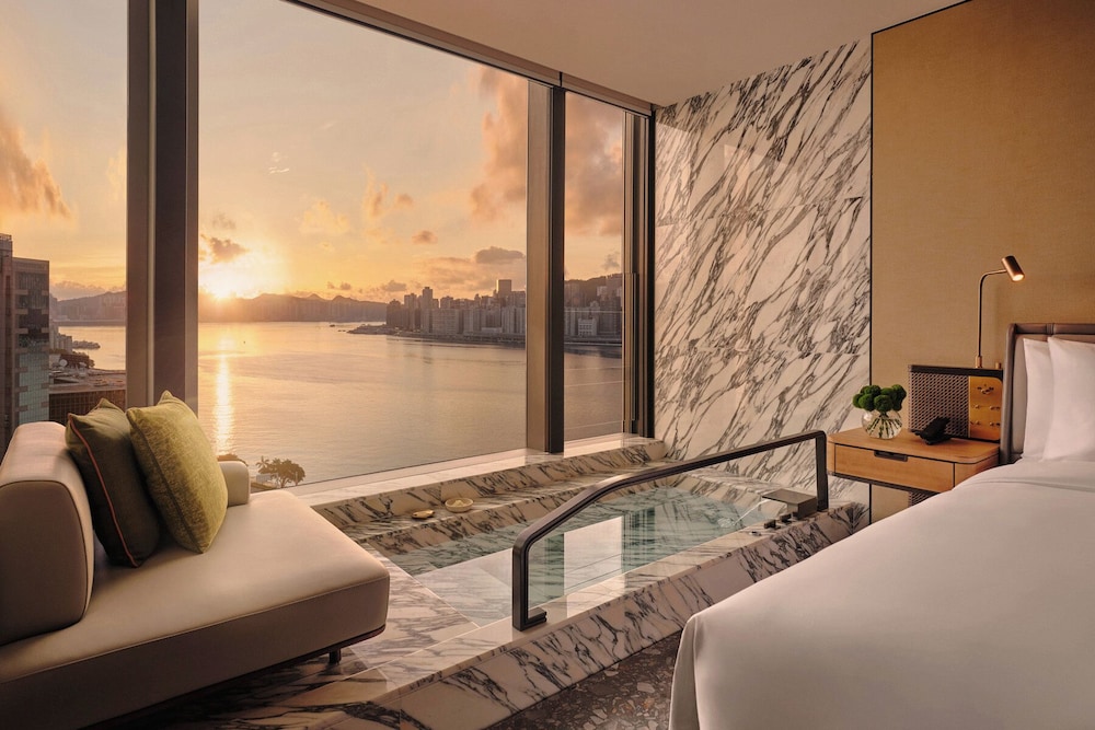 1 King Premium Sunrise Sea View Plunge bath