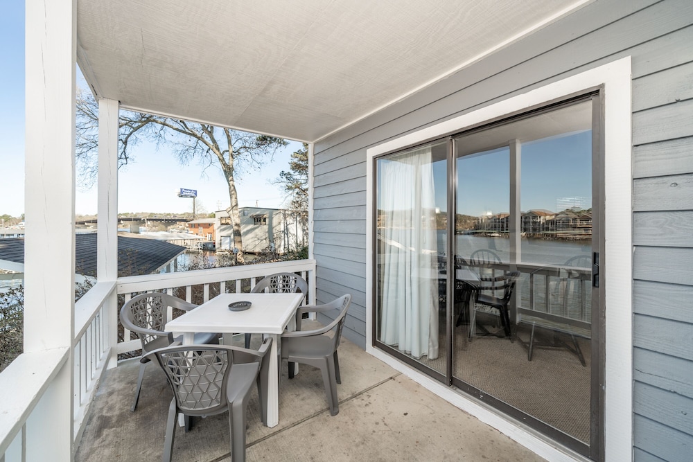 Studio, 2 Queen Beds, Lake View