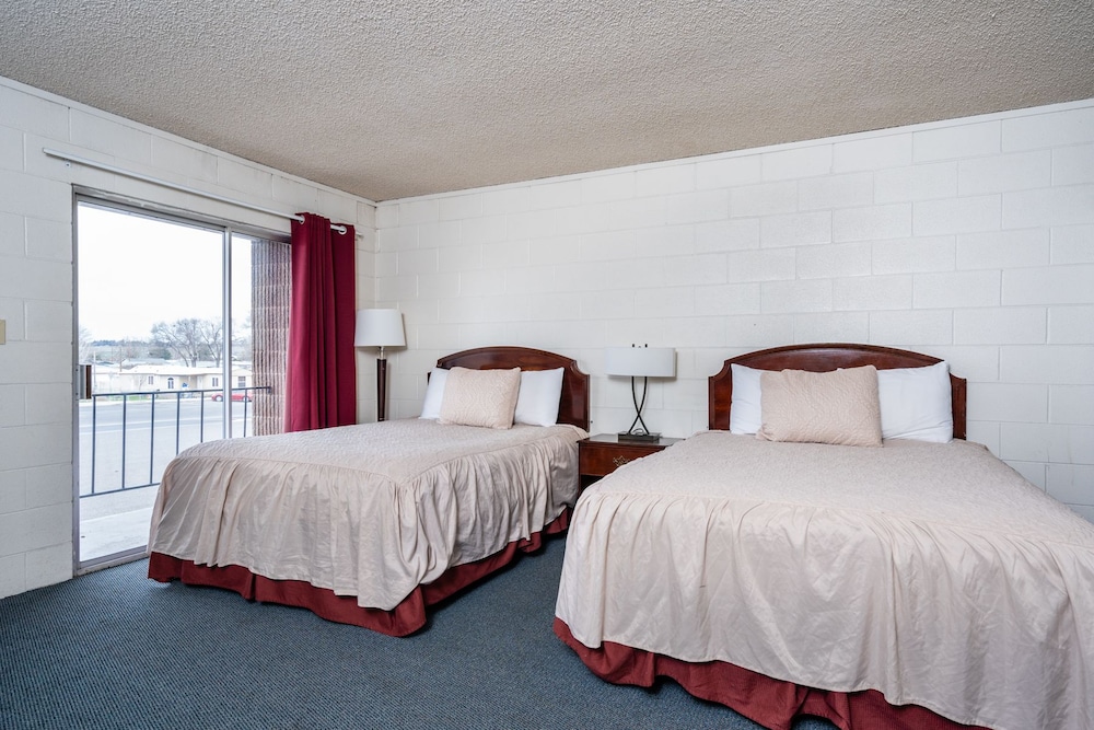 Room, 2 Queen Beds (Pet Friendly) photo 3